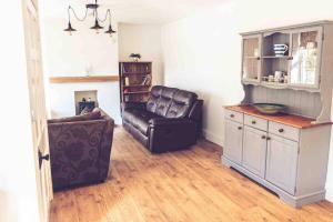 普里茅斯Amazing 3-Bed Cottage in Plymouth dog friendly的客厅配有沙发和椅子