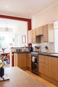 福里斯Abbotshill, Dalvey Estate的厨房配有木制橱柜和炉灶烤箱。