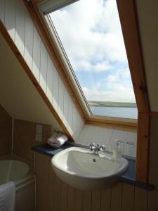 布里村The Sands Hotel, Orkney的一间带水槽和窗户的浴室