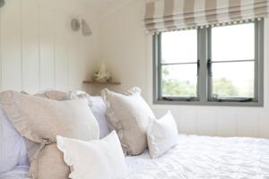 CorsleyWhitbourne farm的白色的床、白色枕头和窗户