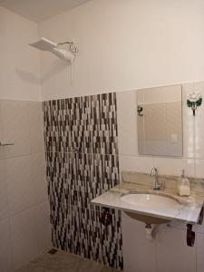 圣莱奥波尔迪娜Eco Parque Cachoeira Moxafongo的一间带水槽和镜子的浴室