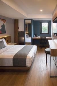 墨西哥城Hotel Flamencos的一间卧室配有一张床和一张书桌