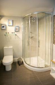 特伦特河畔伯顿布特旅馆的带淋浴和卫生间的浴室