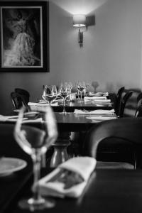 特伦特河畔伯顿布特旅馆的一张黑白相间的酒杯桌子