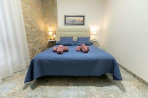 德尼亚Casa Estrella y Casa Carmen的一间卧室配有蓝色的床和2条毛巾