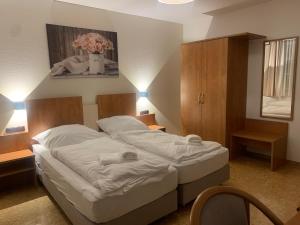 奥彭海姆Hotel Gold´ne Krone的一间卧室,配有一张带花瓶的床