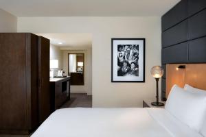 西奥多酒店 - 起源酒店客房内的一张或多张床位