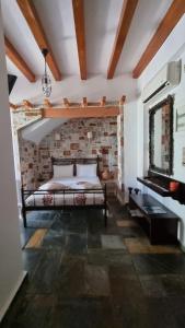 罗查基恩爱琴海海浪-灯塔酒店的一间卧室设有一张床和砖墙