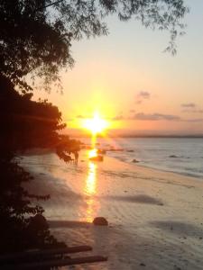 莫罗圣保罗Pousada Lagoa Flat的海滩上的日落和日落