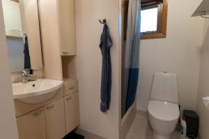 瑟沃格Pouls Airport Guesthouse - PHD Car Rent的一间带卫生间和水槽的浴室