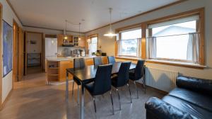 瑟沃格Pouls Airport Guesthouse - PHD Car Rent的厨房以及带桌椅的起居室。