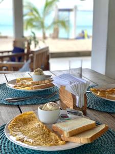 普拉亚布兰卡Casa Greca的一张桌子,上面放着一盘面包和烤面包