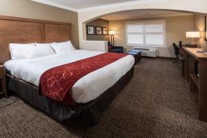 弗雷斯诺河滨公园舒适套房酒店客房内的一张或多张床位