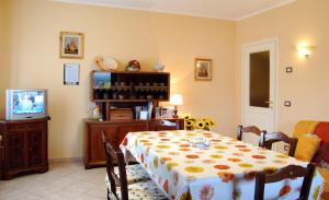 Camporgiano大弗兰卡住宿加早餐旅馆的一间带桌子和电视的用餐室