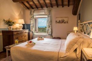 卡斯特利纳-因基安蒂贝尔维德尔迪圣利奥尼诺酒店的卧室设有一张白色大床和一扇窗户。
