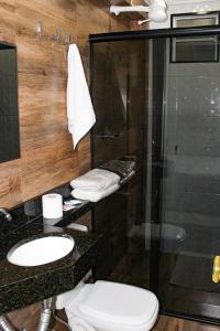 圣保罗Hotel Flor Paulista的浴室配有卫生间、盥洗盆和淋浴。