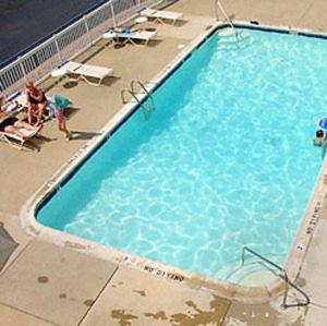 坎顿坎顿贝蒙特旅馆套房酒店的享有大型蓝色游泳池的顶部景致