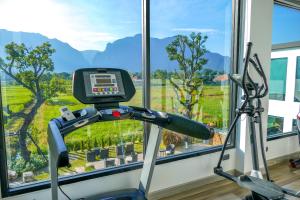 清莱TEVA Valley Resort的窗户前带跑步机的健身房