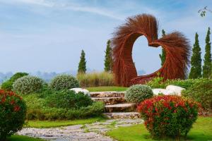 清莱TEVA Valley Resort的花园中心灵雕塑