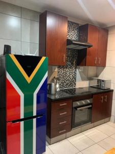 MogwaseRhino House with 3 bedrooms next to Pilanesberg and Sun City的厨房配有色彩缤纷的冰箱