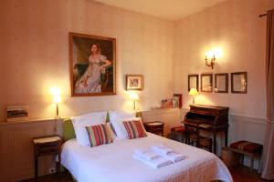 昂热马蒂尔德尚布尔酒店的一间卧室配有一张床,上面有两条毛巾