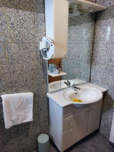 特拉夫尼克巴哈拉汽车旅馆的一间带水槽和镜子的浴室