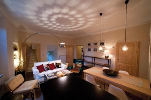 萨尔泰阿诺Casa Sant Angelo的客厅配有桌子和沙发