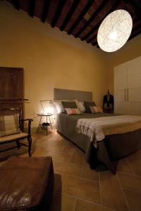 萨尔泰阿诺Casa Sant Angelo的一间卧室配有一张床、一张桌子和一盏灯