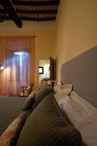 萨尔泰阿诺Casa Sant Angelo的配有一张大床的客房