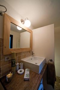 萨尔泰阿诺Casa Sant Angelo的一间带水槽和大镜子的浴室