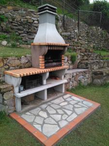 里奥萨Casona Angliru的石墙旁的院子中的一个砖炉
