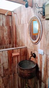 米拉玛Casa de campo, surf, pesca y golf的木制浴室设有水槽和镜子