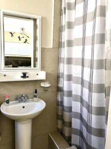 布鲁堡史特兰@ 罗西旅馆的一间带水槽和窗户的浴室