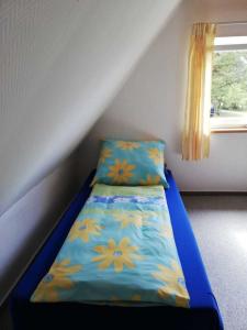 于克里茨Ferienhaus ruhige Lage _ strandnah的小卧室配有蓝色的床,床上有鲜花