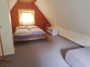 于克里茨Ferienhaus ruhige Lage _ strandnah的阁楼卧室设有床和窗户。