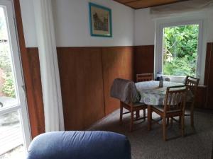 于克里茨Ferienhaus ruhige Lage _ strandnah的客房设有桌椅和窗户。