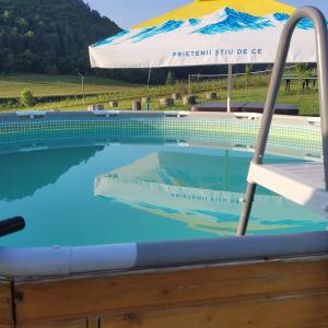 ProdDara's Camping的一个带桌子和遮阳伞的游泳池
