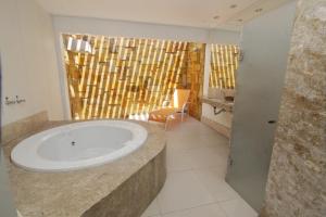 纳塔尔拉鲁利托拉诺特汽车旅馆（仅限成人）的一间带浴缸的浴室