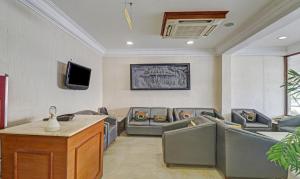 迈索尔Treebo Trend Komfort Suites 3 Km From Mysore Palace的带沙发和平面电视的客厅