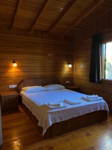 契拉勒沃泽简易别墅酒店的木制客房内的一间卧室配有一张大床