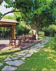 契拉勒沃泽简易别墅酒店的树下带桌椅的野餐区
