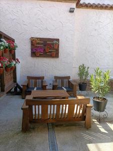 La PueblanuevaHotel Español的庭院配有木桌、椅子和盆栽植物