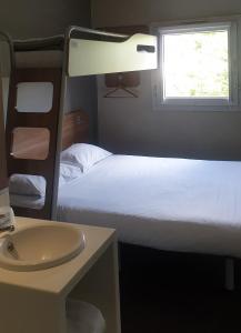 伯诺尼SUN1 BENONI的一间卧室设有两张双层床和水槽