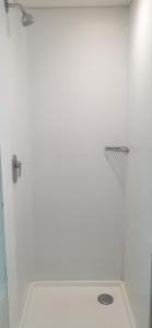 伯诺尼SUN1 BENONI的带淋浴和卫生间的白色浴室
