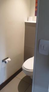 伯诺尼SUN1 BENONI的浴室设有卫生间和一卷卫生纸
