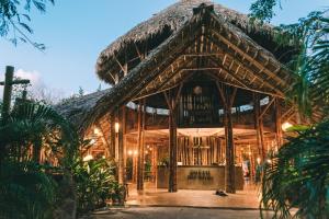 南圣胡安Dreamsea Surf Resort Nicaragua的竹屋,茅草屋顶