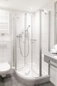 沃尔姆斯多姆酒店的带淋浴和卫生间的浴室