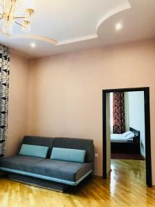 利沃夫Iren Lviv apartment的带沙发和镜子的客厅