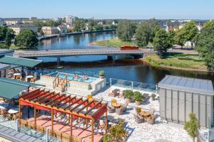 卡尔斯塔德Elite Stadshotellet Karlstad, Hotel & Spa的享有河流和桥梁的景色