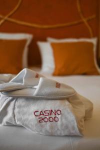 蒙多夫莱班Casino 2000 - Adult Guests Only的床上一双毛巾